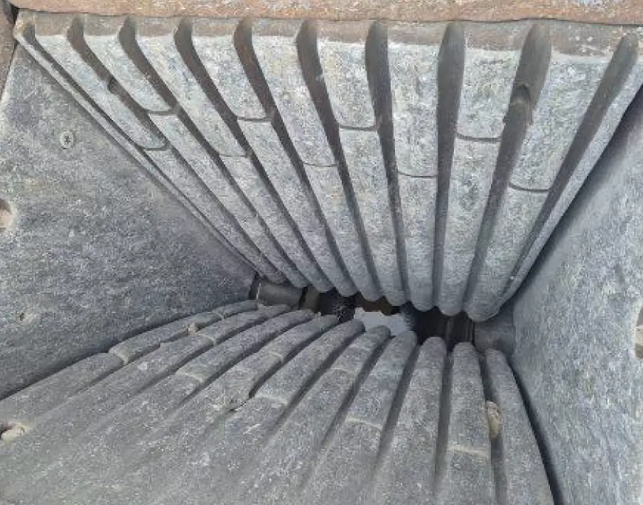 Bild på krossplattor som monterats i en käftkross