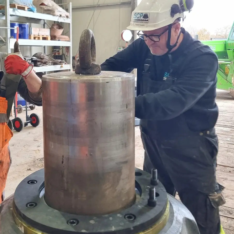 Technik SCP instalujący zacisk osłony Scanlock.